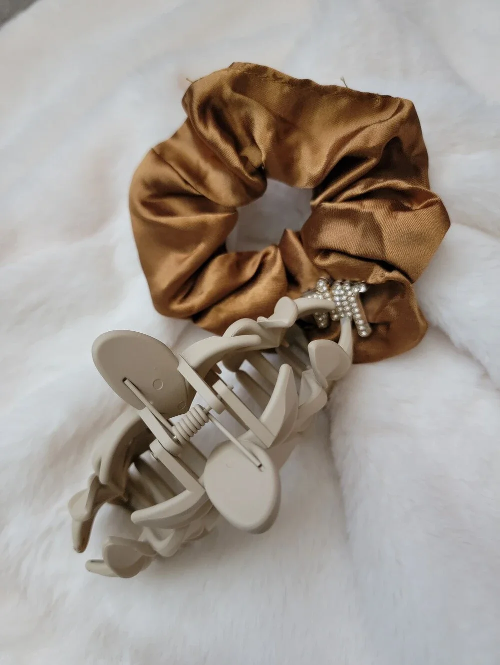 2pcs Neutral Floral Hair Clip with Bronze Satin Scrunchie